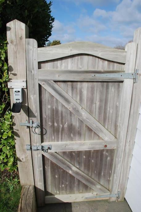Wow I'M Living On The Beach. Luxury 4 Bed Sleeps 8 Pagham Exterior photo